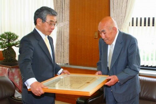 環境保全功労者等大臣表彰を受賞された柿田氏が知事を表敬