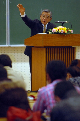 京都・立命館大学で「第３期知事リレー講座」が開催され、溝口知事が学生らに講義を行いました。