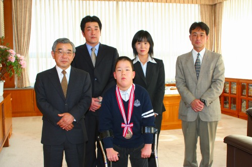 藤井君（斐川町・中部小）が障害者週間で内閣府特命担当大臣賞を受賞され知事が表彰状を伝達した様子その3