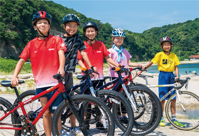 自転車競技に取り組む児童の写真