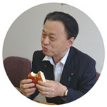 パンを試食する知事の写真
