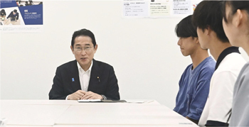 岸田文雄首相と1年生の意見交換の様子