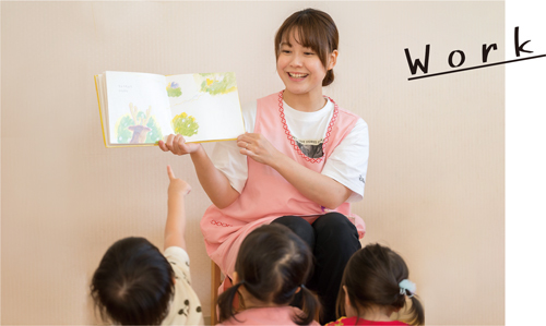 子どもたちに絵本の読み聞かせをする小瀧さんの写真