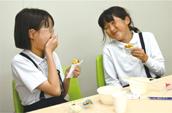 楽しそうにご飯を食べる子どもたちの写真2