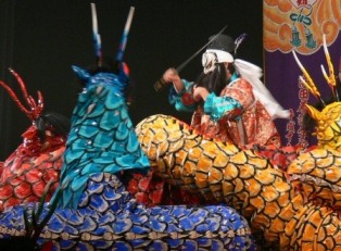 浜田養護学校による石見神楽の上演「大蛇（おろち）」