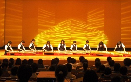 松江南高校による琴の演奏「石筍（せきじゅん）」