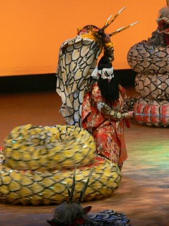 浜田商業高校による石見神楽の上演「大蛇」