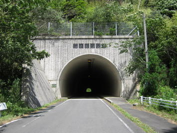 新代トンネル照明整備前