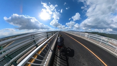 江島大橋を自転車で駆け抜ける様子の画像