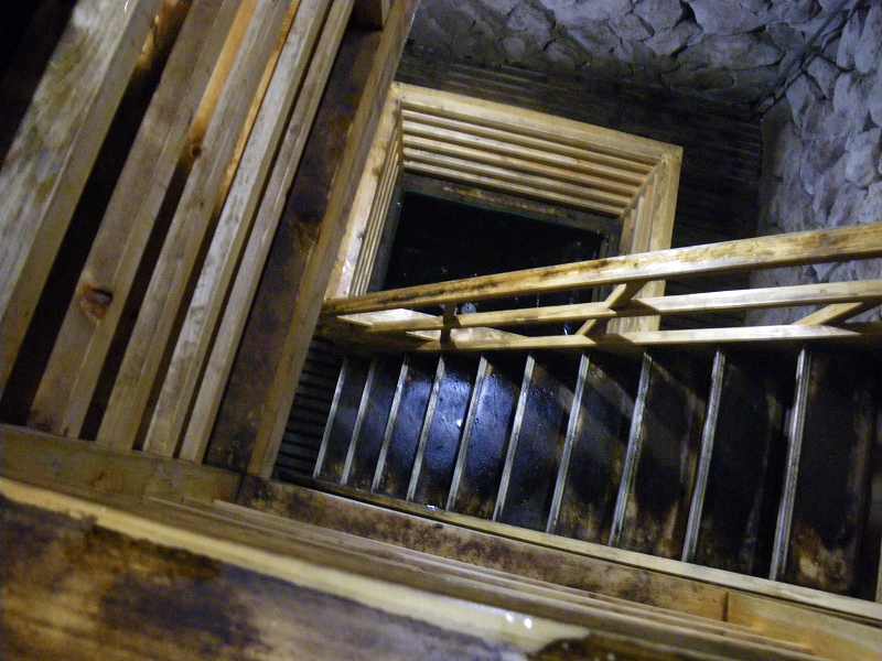 風穴木製階段