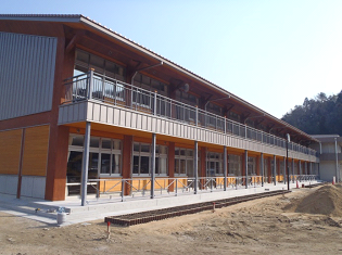 地域材で竣工した町立八川小学校