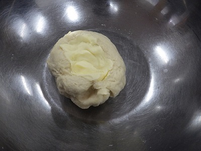 まとまった生地にバターを混ぜる画像