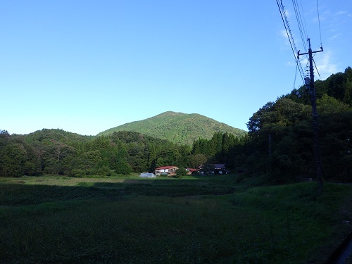 集落内から振り返る琴引山の画像