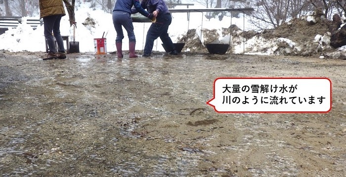 大量の雪解け水が足元に流れる画像