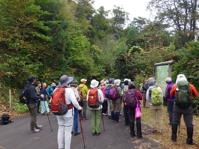 和恵展望台でコース説明の様子