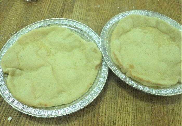 １度焼きのピザ生地の画像