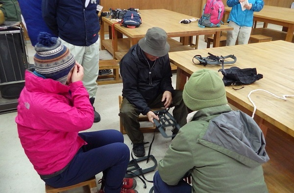 スーパーカンジキの説明をする様子