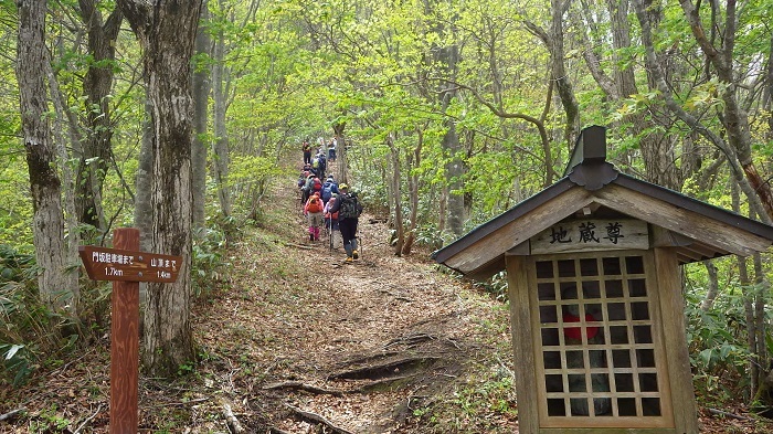 中腹の地蔵尊を過ぎて登山道を登る画像