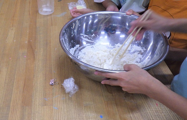 粉と水を混ぜる作業の画像