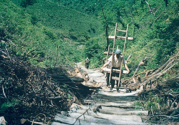 木馬道による人力運搬の様子