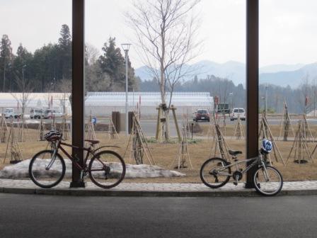 （写真）センター正面玄関に自転車