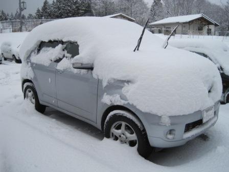 （写真）昼：車に積もった雪