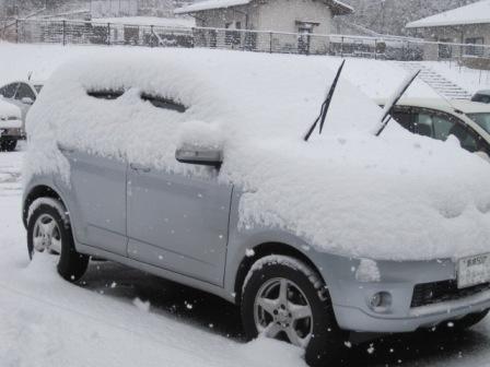 （写真）朝：車に積もった雪