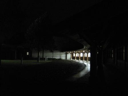 （写真）暗い中のセンター