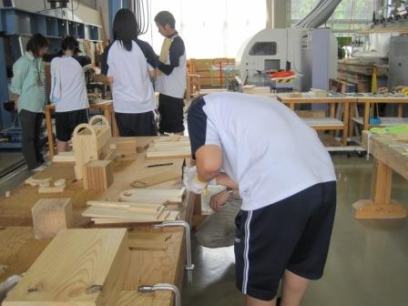 （写真）木材利用グループ班作業の様子