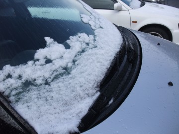 （写真）車の上に積もった雪