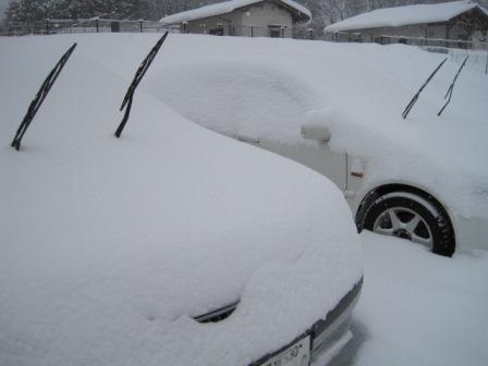 （写真）車もどんどん雪に埋もれていきます