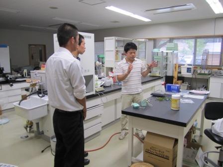 （写真）実験室で樹木病害の研究紹介
