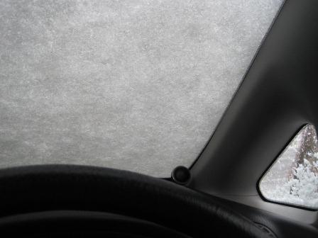 （写真）自動車のフロントガラスの積雪