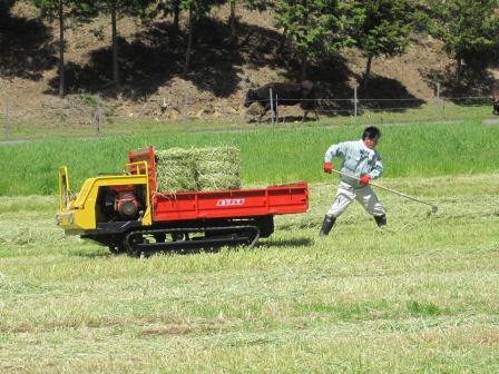 （写真）牧草ロールを積み込み