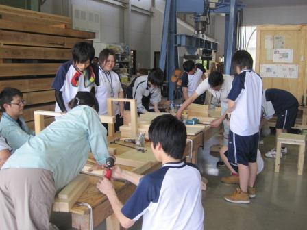 （写真）木材利用科での実習の様子