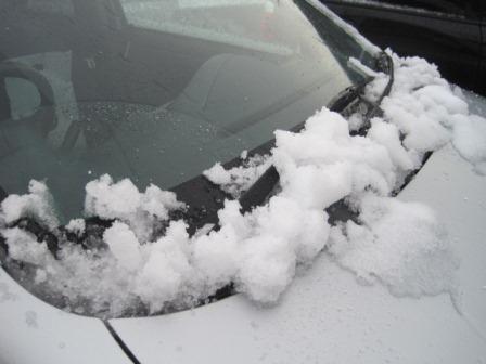 （写真）自動車の窓には結構な積雪