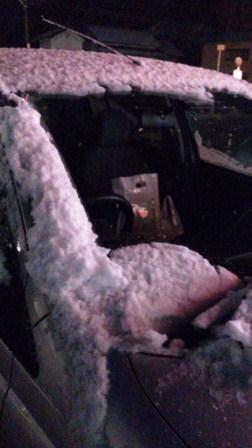 （写真）昨日夕方：車の窓の積雪