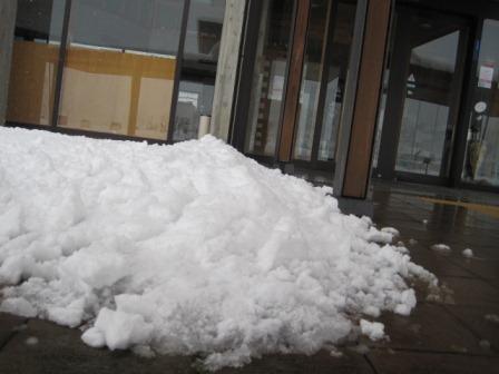 （写真）正面玄関屋根から落ちた雪