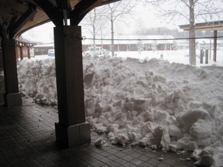 （写真）屋根から落ちた雪