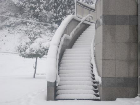 （写真）外階段の雪