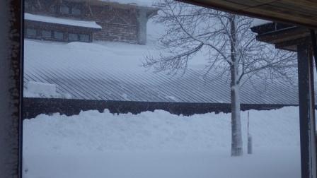（写真）事務室前の雪