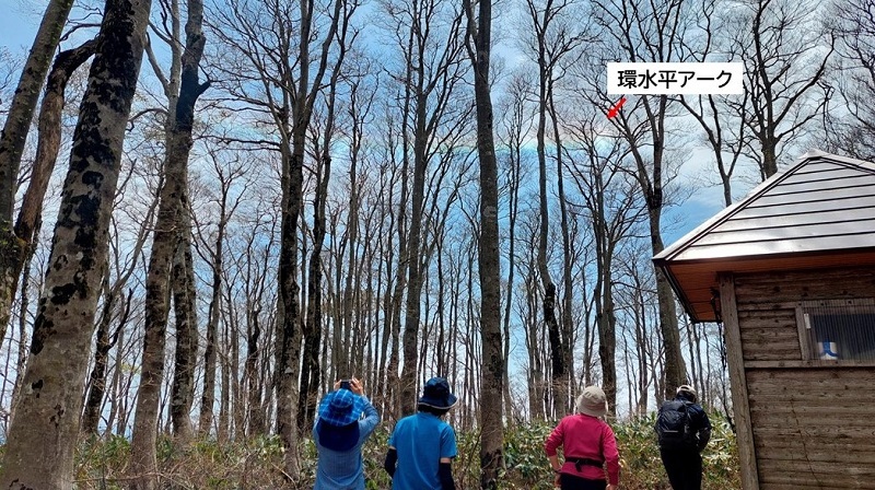 正午の空にみえた環水平アークを撮影する様子