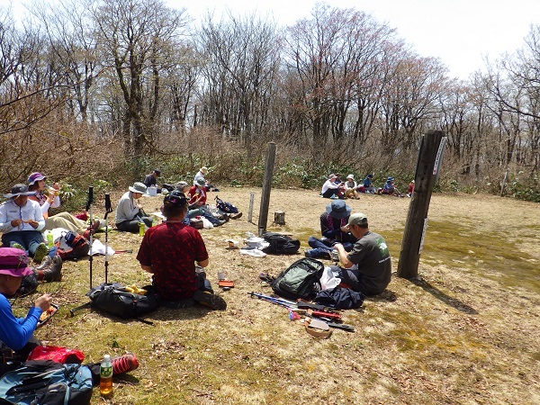 山頂広場で昼食休憩の画像