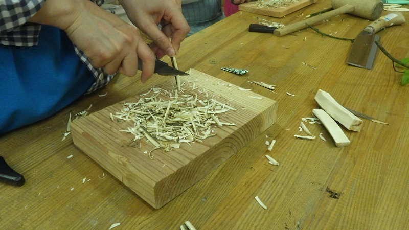 小刀で削る画像