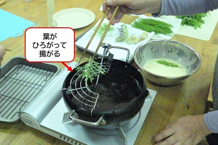 スギナを天ぷらにする画像