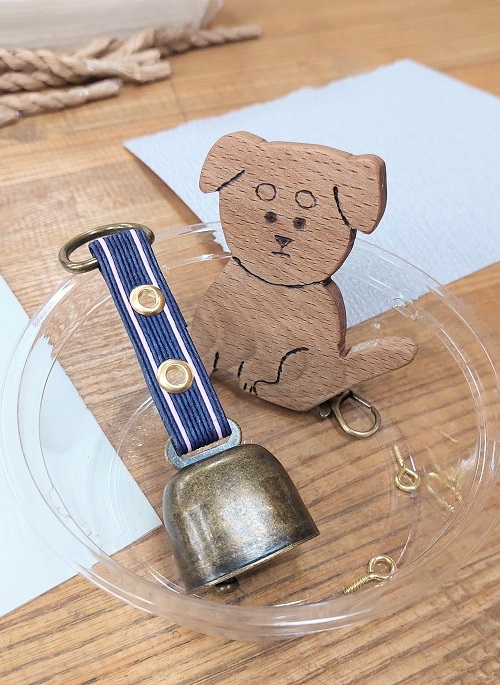 切り抜いたブナのプレートと、鈴の画像