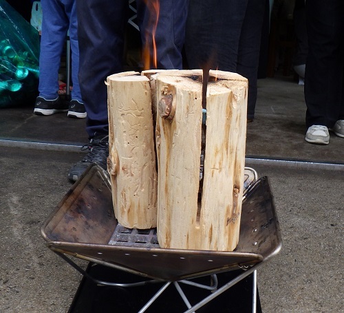 スタッフ試作のトーチに点火の画像