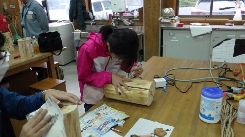 トーチの表面に絵を描く作業