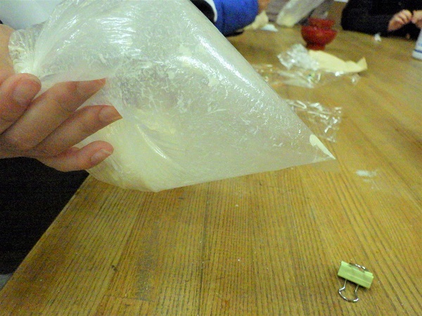 ビニール袋を振って混ぜていく画像