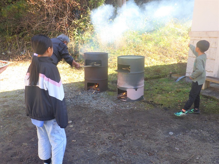 トッピングしたピザを２度焼きする画像